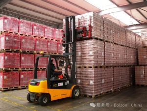 创新的博索尼（BOLZONI）多托盘叉，彻底改变您的饮料物流操作
