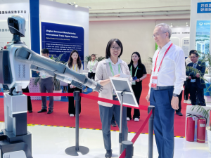 人形机器人威宝2.0亮相链博会，搭载全景RGB-D深度视觉系统和AI大模型