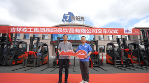 绿色物流再提速！3-3.5吨林德电动平衡重叉车交付吉林森工集团泉阳泉饮品公司