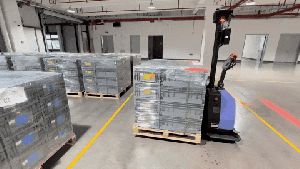 寻迹智行搬运机器人多行业项目密集交付，验收单纷至沓来