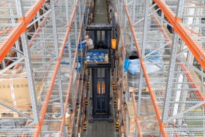 客户案例|扬帆出海！卓一首批18米人上行三向叉车批量交付欧洲客户！