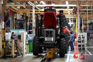 收果里有你的甘甜，也有我的甘甜-- “东方红” 新能源锂电叉车助力中国一拖夺高产