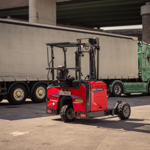 帕尔菲格发布中置座随车叉车 FLM 25 