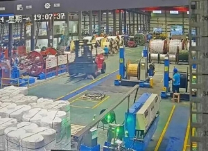 事故案例 | 安全意识淡薄的代价！边打电话横穿叉车道被碾压身亡