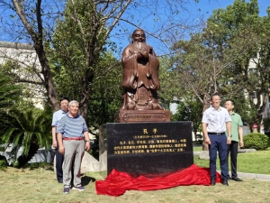 宁波如意向宁海县跃龙中学捐赠孔子铜像