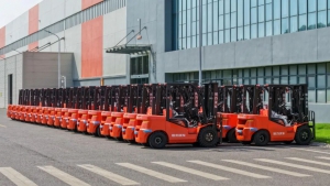 列队发车！72台诺力叉车交付区域核心经销商
