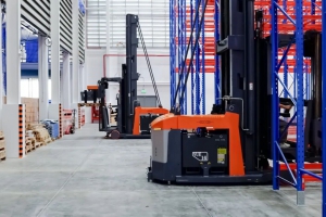 海外案例|卓一人上型三向叉车助力东南亚电力设备企业实现高效存储与拣选！