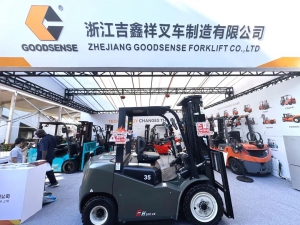 138届广交会TCF展会瞩目 军创荣耀叉车海外订单火爆！