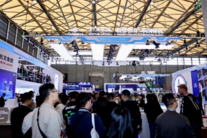 杭叉集团在CeMAT ASIA 2025发布人形机器人，开启物流具身智能新时代