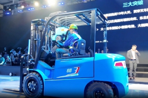 全球首台量产钠电叉车发布 比亚迪定义工业车辆技术新边界