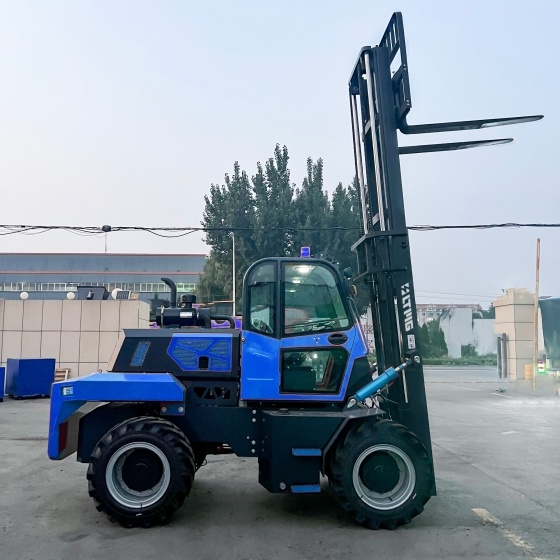 临晟：LTR50 - 5吨越野叉车（一体后转向）