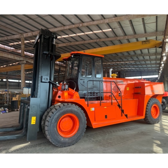 临晟：FD300 - 30吨柴油叉车