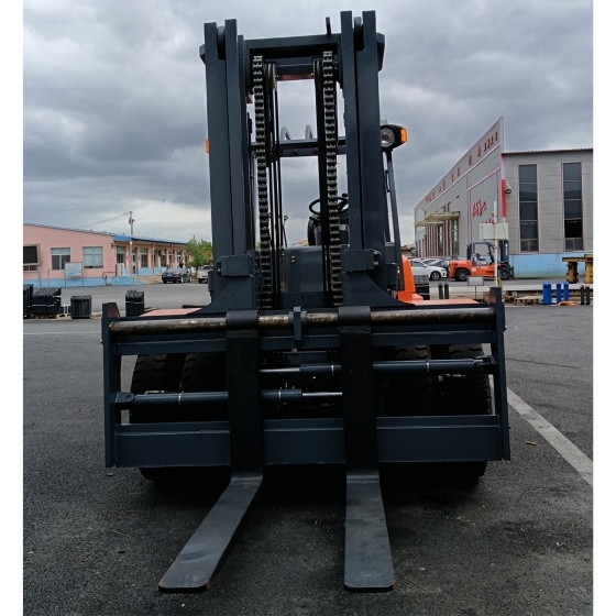 临晟：FD100 - 10吨柴油叉车