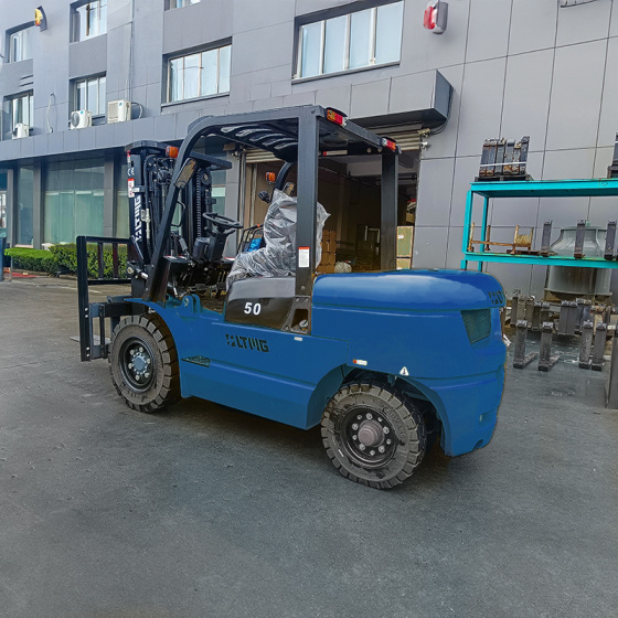 临晟：FD50 - 5 吨柴油叉车(小型）