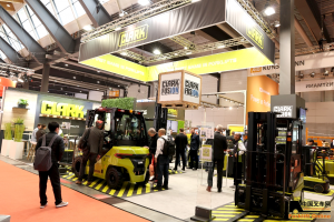 克拉克携Fusion集成锂电技术亮相LogiMAT2026 重塑电动叉车能源生态