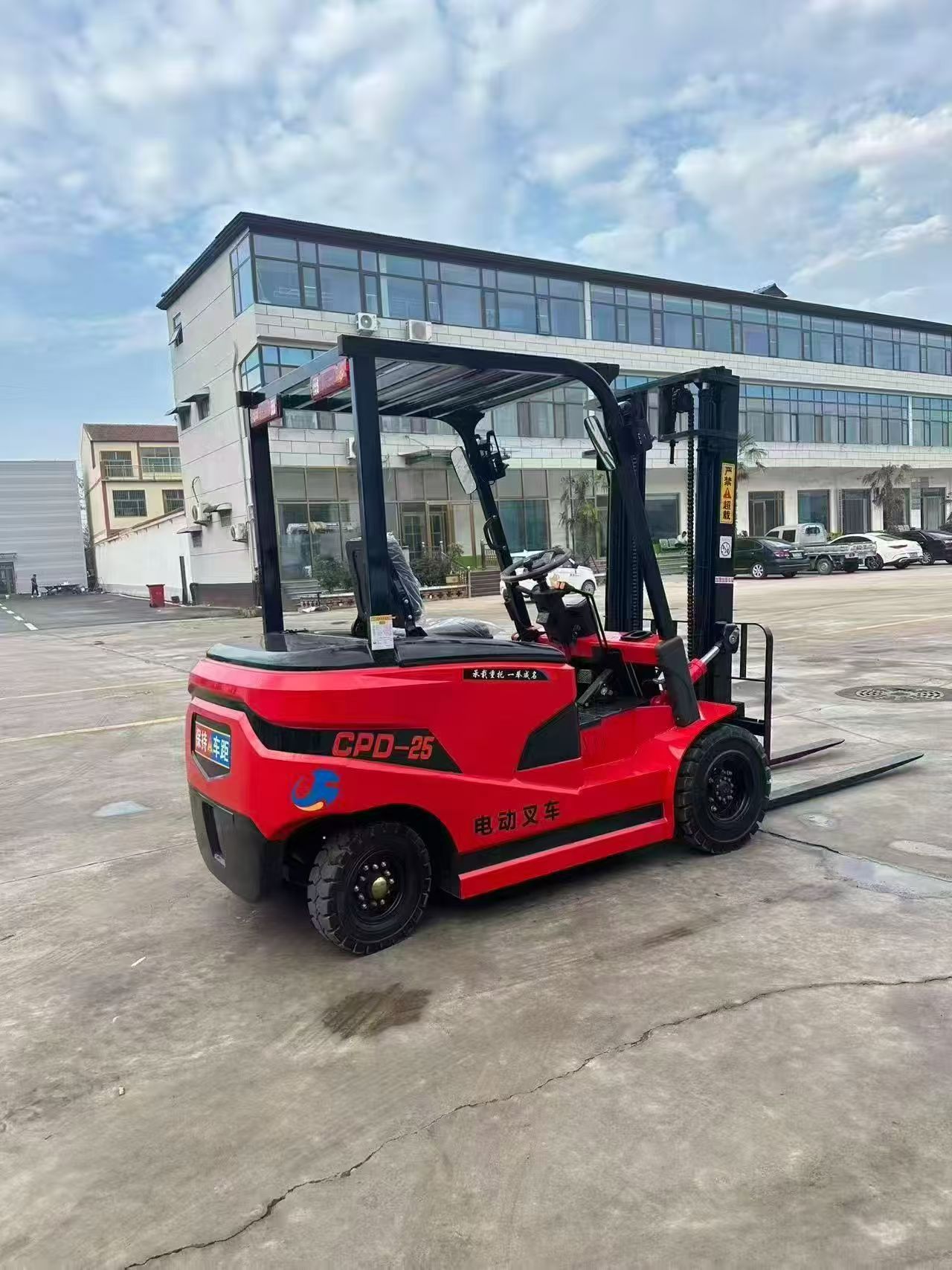 2.5T电动叉车