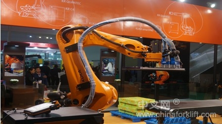全球机器人巨头汇集广州   进军工厂物流