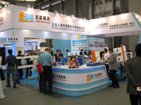 龙基携三向堆垛机属具亮相2012亚洲物流展