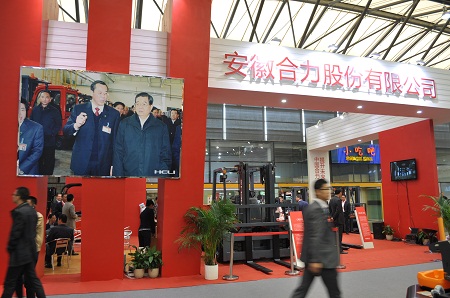 合力在2012亚洲物流展上展示7吨电混合动力叉车