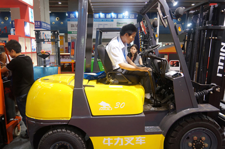 牛力机械参加2013年广州叉车展