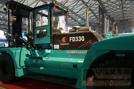 33吨内燃叉车震撼登场――吉鑫祥叉车再次参加CeMAT展