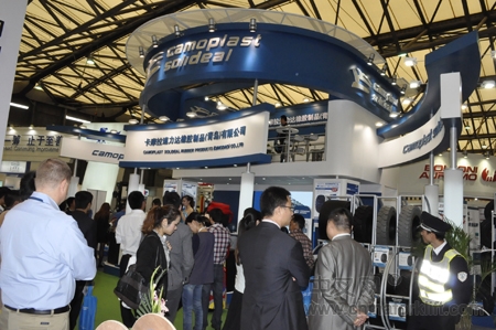 卡摩拉速力达在展会上