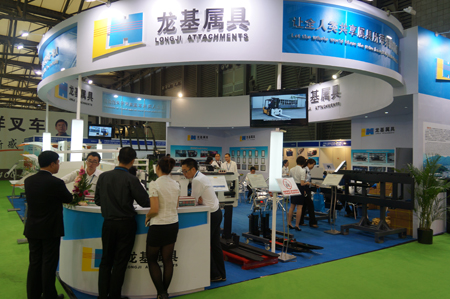 龙基在展会上