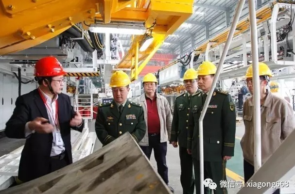 张金美总工程师一行深入厦工生产车间实地考察