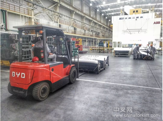 比亚迪叉车使用案例：完美匹配东风商用车场内作业