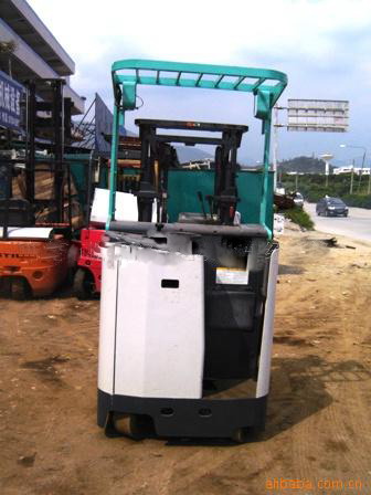 维修内燃叉车和电动叉车