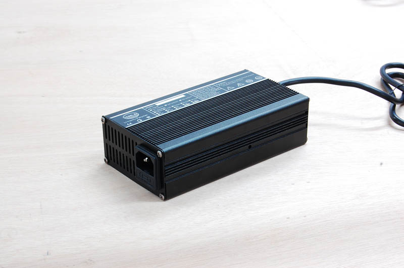 电动车充电器 锂电池充电器 蓄电池充电器 电池充电器 叉车充电器 12V8A 三年质保 HJ-1208J/JL