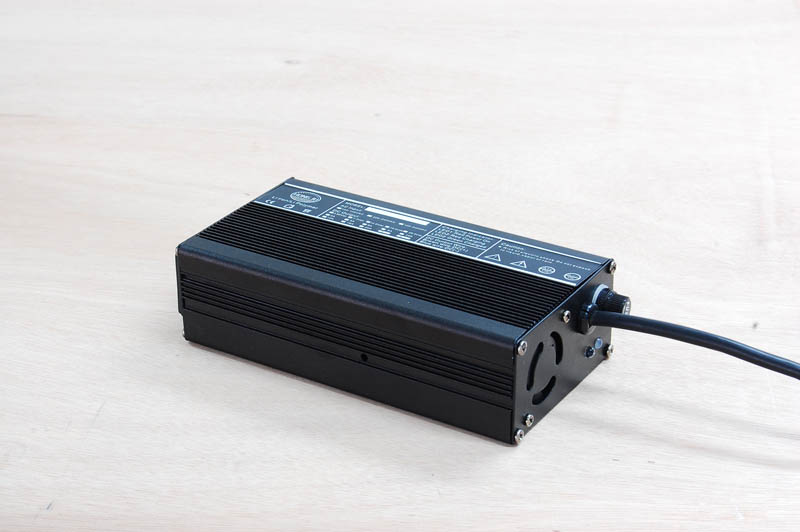 电动车充电器 锂电池充电器 电池充电器 蓄电池充电器 叉车充电器 48V3A 三年质保 HJ-4803J/JL