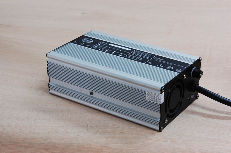 电动车充电器 锂电池充电器 电池充电器 蓄电池充电器 叉车充电器 72V6A 三年质保 HJ-7206E/EL