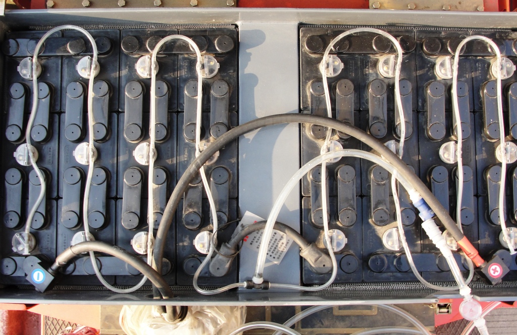 蓄电池叉车重力加水系统