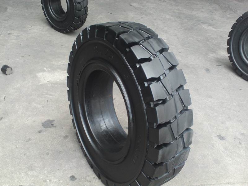 实心轮胎 8.25-15