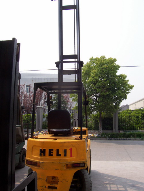 出租，转让合力1.5T电瓶叉车，05年出厂，九成新，价优。 1.5T