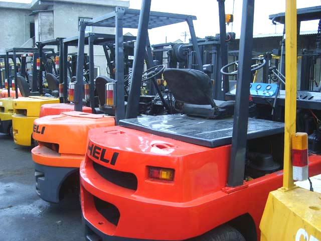 二手柴油，电瓶，夹报叉车 品种齐全