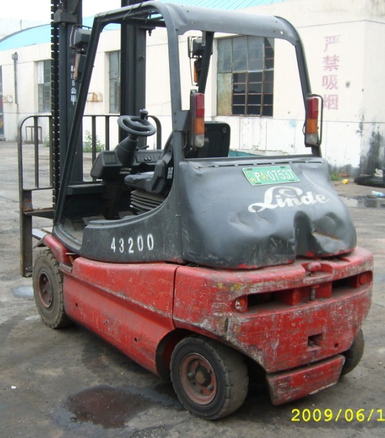 七成新林德电动叉车 E30