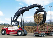 瑞典斯维叉车(SVETRUCK)12吨木材抓举专用搬运叉车 TMF 12/9_中国叉车网(www.chinaforklift.com)