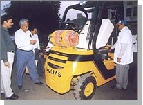 印度沃尔塔斯叉车(VOLTAS)液化气平衡重叉车 液化气叉车_中国叉车网(www.chinaforklift.com)