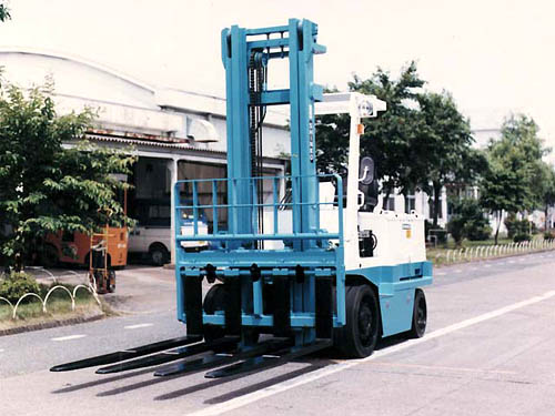 日本神钢重型内燃平衡重叉车
