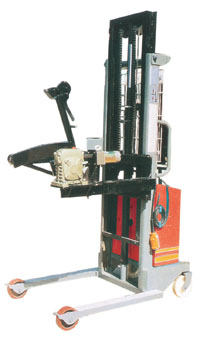 半电动油桶搬运车XLYT-F型（电升手翻） XLYT-F型（电升手翻）_中国叉车网(www.chinaforklift.com)