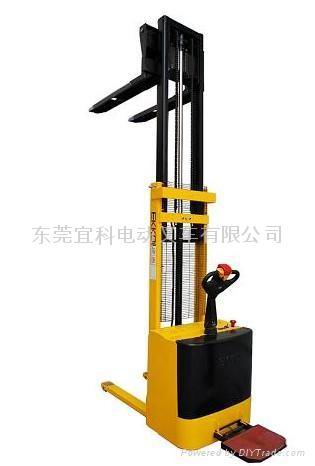 全电动堆高叉车 EB15