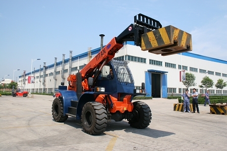 TTH伸缩臂叉装机（机械版） 额定载荷：2--5吨；举升高度：6--10米_中国叉车网(www.chinaforklift.com)