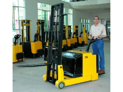 全电动平衡重式堆高机 CDD0.75B-25