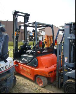 平衡重电动叉车