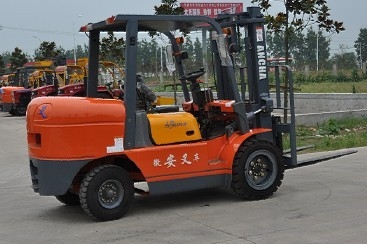内燃3吨叉车 CPC30(多缸)_中国叉车网(www.chinaforklift.com)
