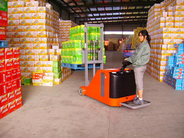 电动堆高车，无前叉腿配重式 SD10