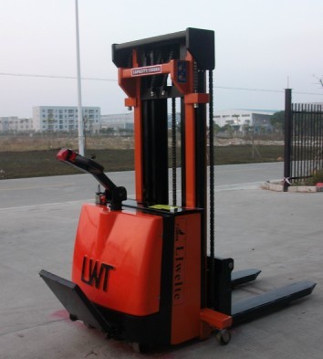 站驾式全电动堆高机 1016，2016，1516