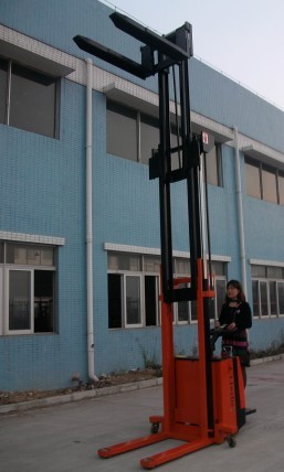 站驾式全电动堆高机 1016，2016，1516